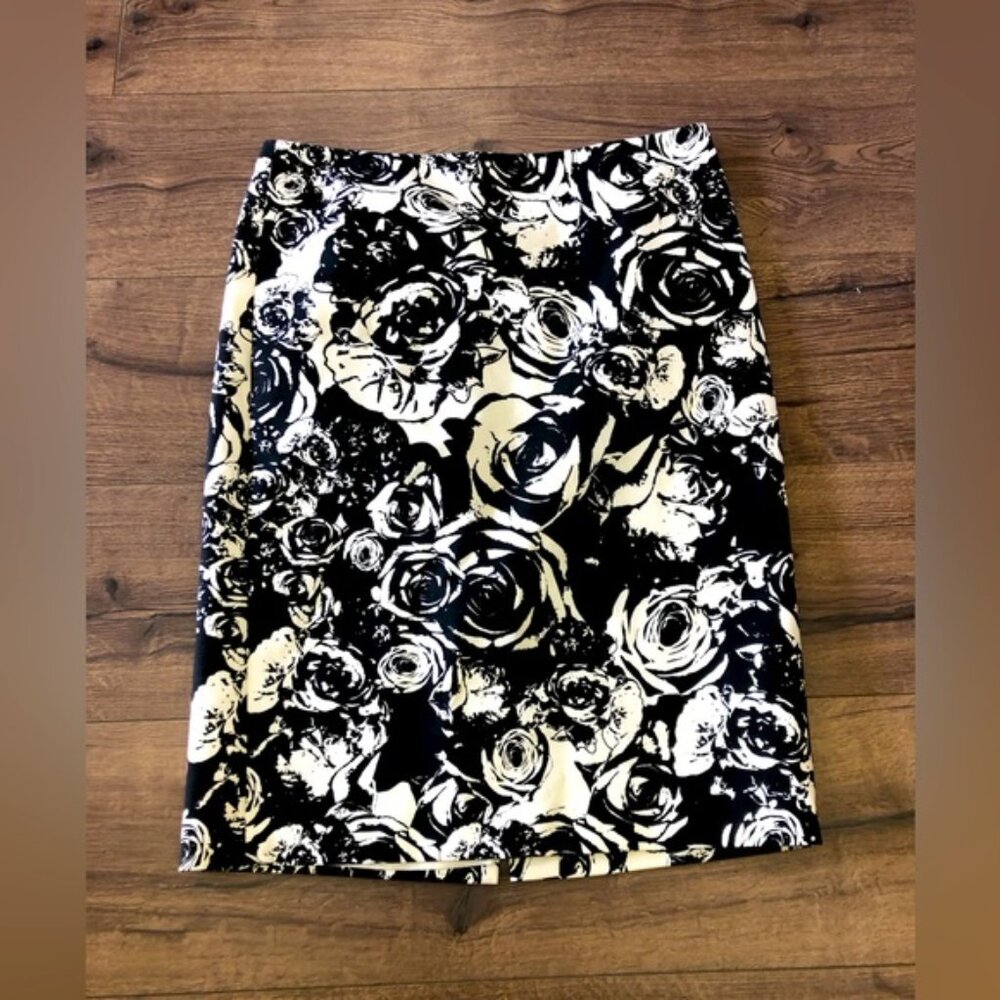 LORD& TYLOR BLACK AND WHITE FLORAL PENCIL SKIRT IN SIZE 10 like new